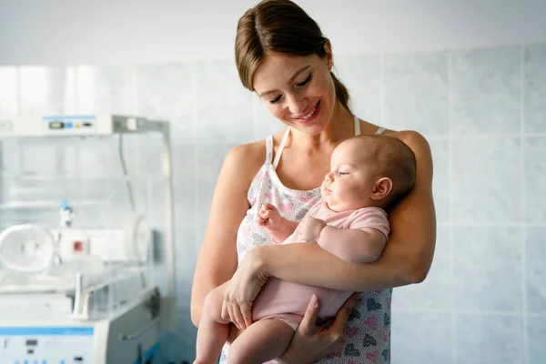 Neşeli Aile Kavramı Anne Bebek Öpüşüyor Gülüyor Sarılıyor — Stok fotoğraf