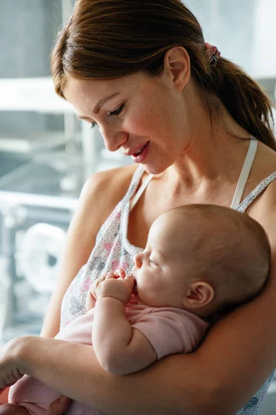 Neşeli Aile Kavramı Anne Bebek Öpüşüyor Gülüyor Sarılıyor — Stok fotoğraf