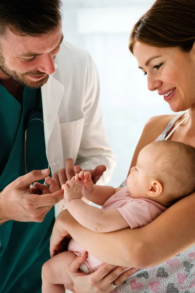 Médico Pediatra Examina Bebê Com Estetoscópio Verificando Batimento Cardíaco Saúde — Fotografia de Stock