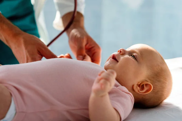 Boldog Gyermekorvos Megvizsgálja Kisbabát Egészségügyi Ellátás Orvosi Vizsgálat Emberek Fogalma — Stock Fotó