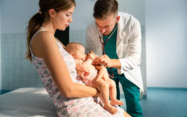 Παιδίατρος Γιατρός Εξετάζει Μωρό Στηθοσκόπιο Έλεγχο Του Καρδιακού Ρυθμού Υγεία — Φωτογραφία Αρχείου