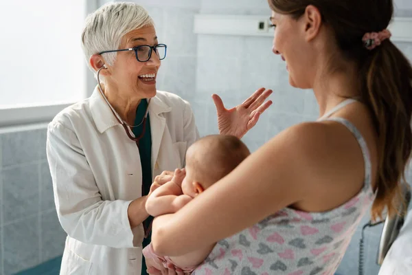 Pediatr Šťastnou Matkou Dítětem Vyšetření Nemocnici Heatlhcare Rodina Lékařská Koncepce — Stock fotografie