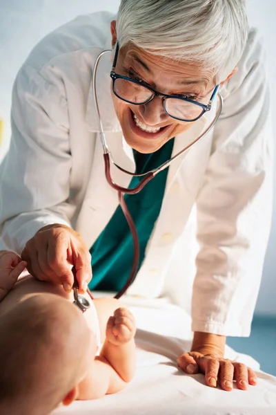 Médico Pediatra Feliz Examina Bebê Saúde Pessoas Conceito Exame — Fotografia de Stock