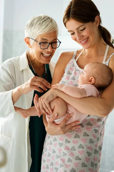 Pediatr Šťastnou Matkou Dítětem Vyšetření Nemocnici Heatlhcare Rodina Lékařská Koncepce — Stock fotografie