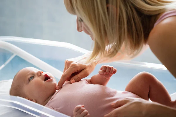 Hastanenin Arka Planında Bebeğiyle Güzel Bir Annenin Portresi Sağlık Tıbbi — Stok fotoğraf