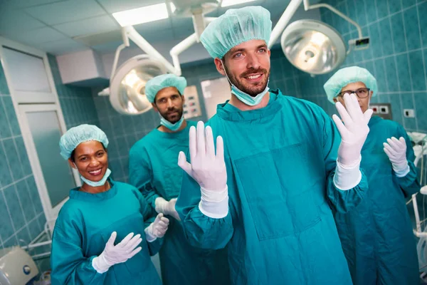 Retrato Equipo Médico Exitoso Dentro Del Quirófano Listo Para Trabajar —  Fotos de Stock