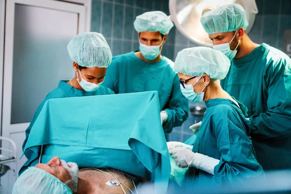 Grupo Diverso Equipo Cirujanos Trabajando Quirófano Hospital — Foto de Stock