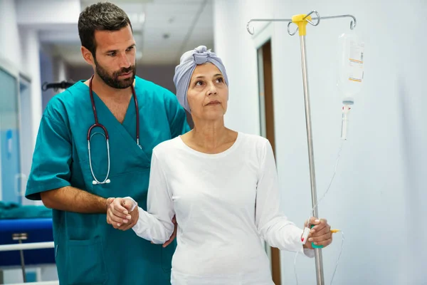 Kemoterapi Sırasında Kanserli Bir Kadın Hastalıktan Kurtuluyor — Stok fotoğraf