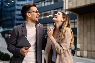 Başarılı bir grup genç tasarımcı, şehirde çalışan iş adamları.