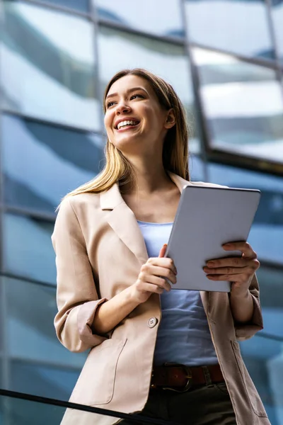 Empresaria Atractiva Exitosa Que Utiliza Una Tableta Digital Mientras Está — Foto de Stock