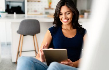 Güzel bir bayan öğrenci bilgisayardan öğreniyor, evde tablet var. Teknoloji, eğitim kavramı