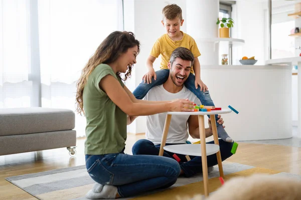 Familia Feliz Divirtiéndose Casa Juntos —  Fotos de Stock