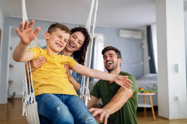 Gelukkige Familie Die Samen Tijd Doorbrengt Plezier Heeft Thuis Mensen — Stockfoto