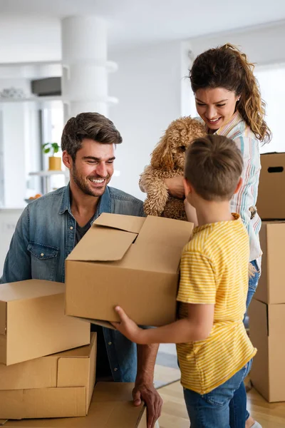 Husband Wife Son Dog Moving New Home Family Relocation Moving — Stock Photo, Image