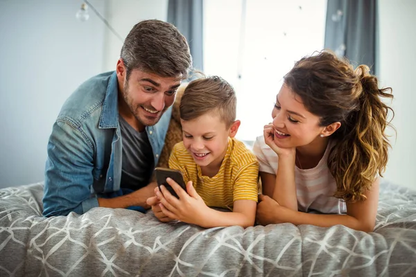 Feliz Jovem Família Divertindo Brincando Juntos Casa Conceito Infância Feliz — Fotografia de Stock