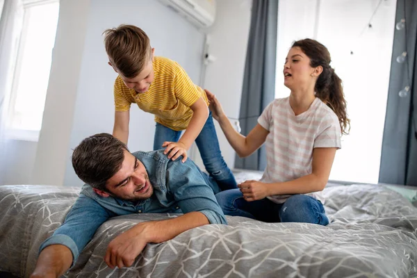 Gelukkig Jong Familie Hebben Plezier Spelen Samen Thuis — Stockfoto