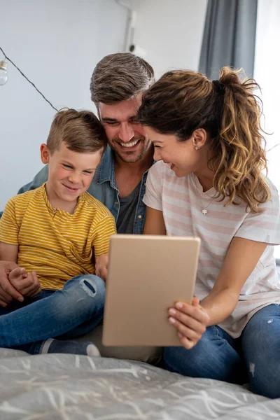Família Moderna Feliz Usando Computador Juntos Casa Tecnologia Conceito Pessoas — Fotografia de Stock