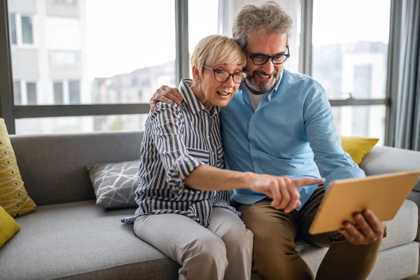 Feliz Pareja Mayor Sonriente Usando Tableta Digital Casa — Foto de Stock