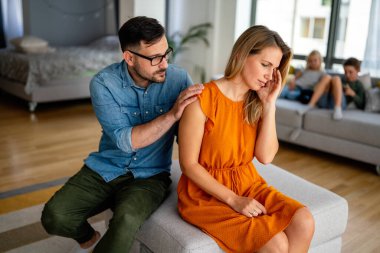 Üzgün çift, ilişkilerinde sorunlar olduğunu düşünüyor. Kanepede oturuyor, evliliklerinde anlaşmazlıklar var. Kavga üstüne kavgalar, ayrılma kararları.