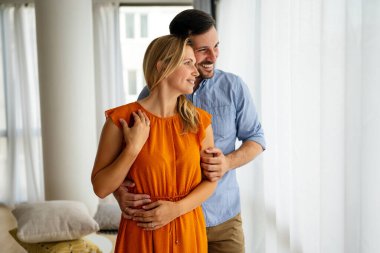 Birbirini seven genç bir çiftin portresi. Birbirlerine sarılıyorlar ve birlikte romantik zaman geçiriyorlar..