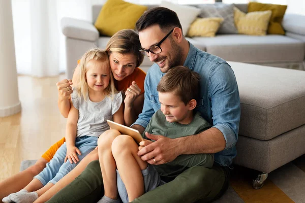 Gelukkige Jonge Familie Heeft Plezier Thuis Ouders Met Kinderen Die — Stockfoto