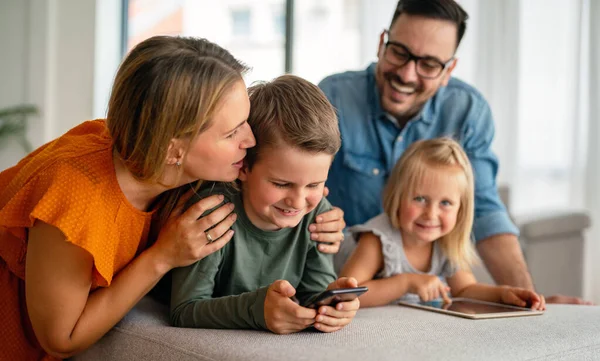 Šťastná Mladá Rodina Baví Doma Rodiče Dětmi Používající Digitální Zařízení — Stock fotografie