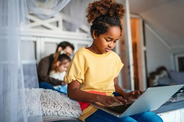 Una Famiglia Felice Padre Figli Multietnici Che Giocano Tablet Casa — Foto Stock