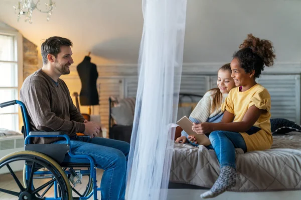 車椅子での障がい者の幸せな父親は 自宅で子供たちと時間を楽しんでいます 家族愛技術の概念 — ストック写真