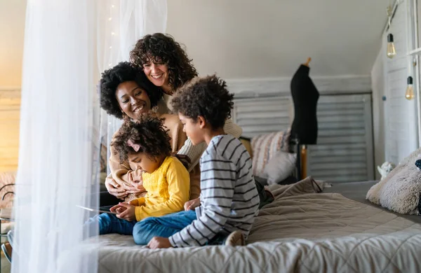 Familia Felicidad Niños Padres Gay Concepto Feliz Pareja Mujeres Multiétnicas —  Fotos de Stock