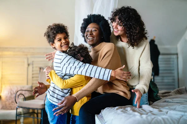 Mutlu Çok Irklı Aile Evde Birlikte Vakit Geçiriyor Eşcinsel Çift — Stok fotoğraf