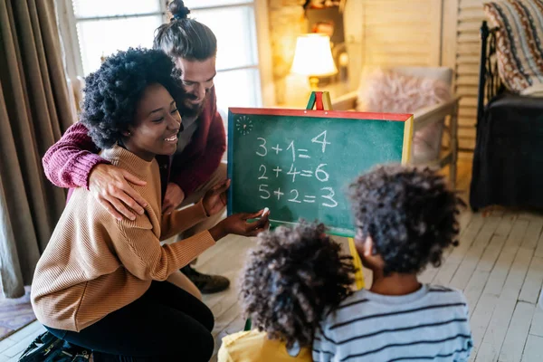 Mutlu Siyah Çocuklar Evde Aileleriyle Matematik Öğreniyor Aile Eğitimi Mutluluk — Stok fotoğraf