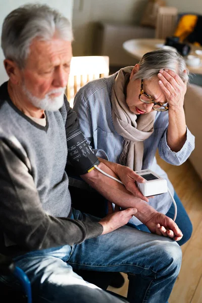 Senior Couple Home Measuring Blood Pressure Together Home Monitoring People — Stock Photo, Image