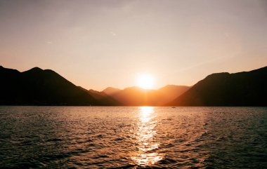 Gün batımında mavi dağın üzerindeki güzel deniz manzarası. Yaz tatili konsepti.