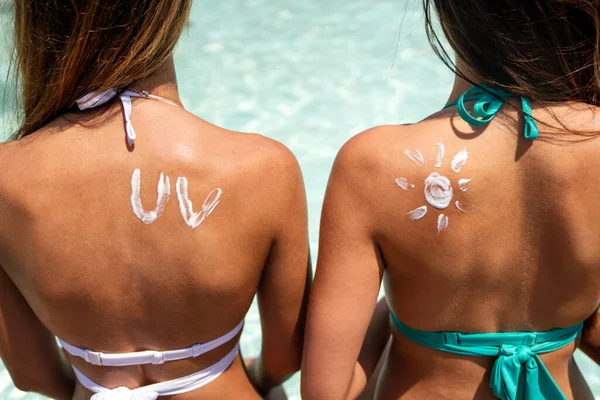 Women Applying Sun Cream Tanned Shoulder Sun Protection Sun Cream — Stockfoto