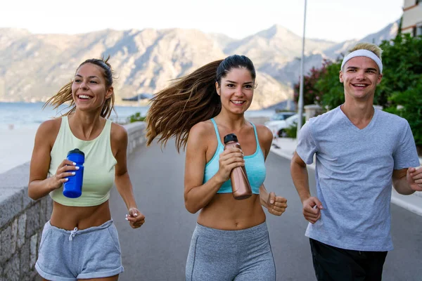 Grupp Vänner Fitness Träning Tillsammans Utomhus Leva Aktivt Hälsosamt Idé — Stockfoto