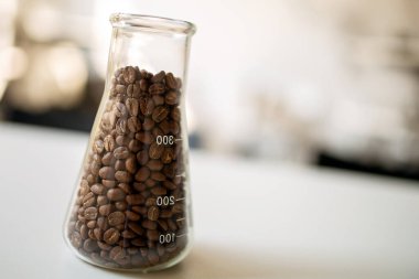 Koyu kahve çekirdekleri cam restoranda tablo kavrulmuş