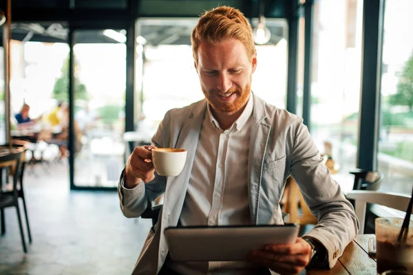 Homem Negócios Feliz Trabalhando Tablet Beber Café Durante Uma Pausa — Fotografia de Stock