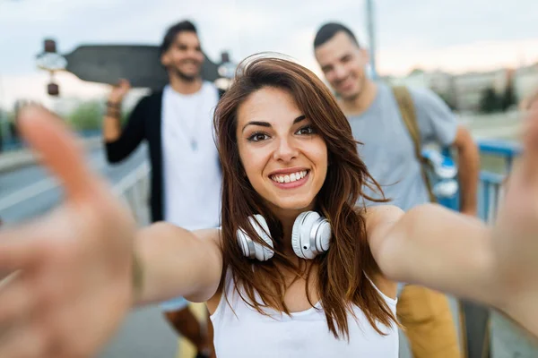 Retrato Adolescentes Felices Divirtiéndose Mientras Conducen Tablero Largo Ciudad Aire — Foto de Stock