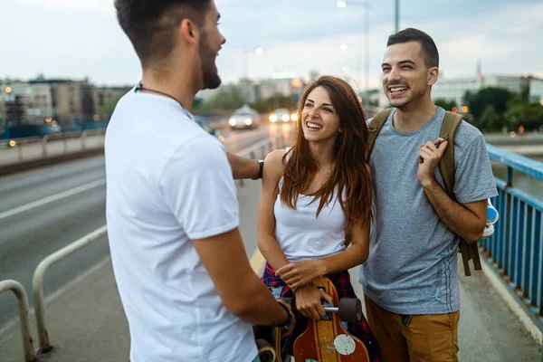 Group Happy Friends Hang Out Together Enjoying Skateboard Outdoors — Stock Photo, Image