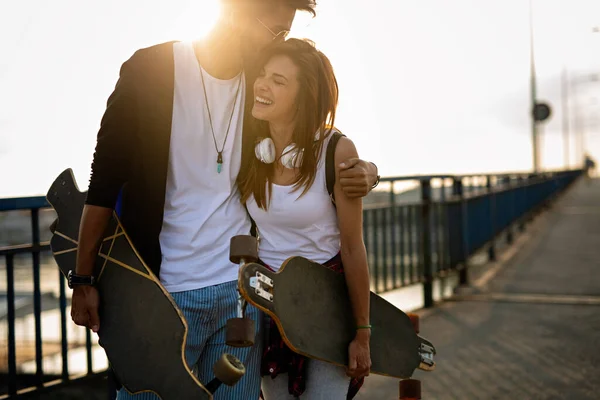 Retrato Pareja Feliz Joven Con Patinetas Divirtiéndose Juntos Aire Libre —  Fotos de Stock