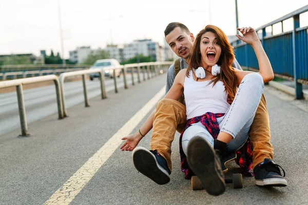 Grupo Amigos Felices Pasar Rato Juntos Disfrutar Monopatín Aire Libre —  Fotos de Stock