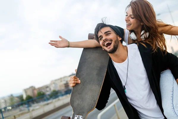 Portrait Couple Heureux Amusant Tout Conduisant Une Longue Planche Ville — Photo