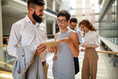 Bir grup mutlu iş adamı ofiste birlikte çalışıyor. Birlikte çalışmada başarılı takım.