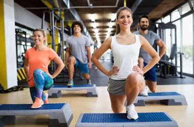 Spor salonunda çalışan bir grup sporcu.