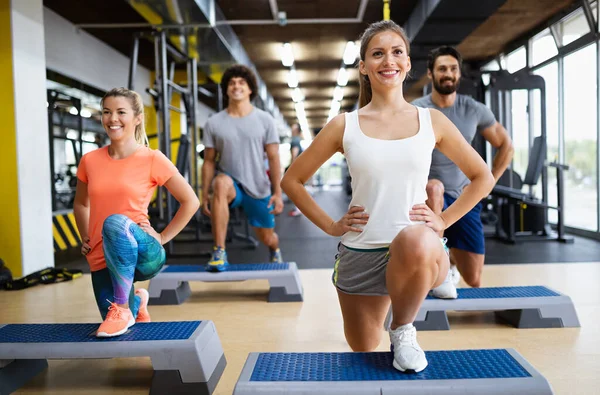 Spor salonunda çalışan bir grup sporcu.