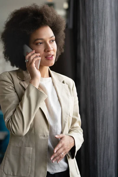 Hermosa Exitosa Joven Mujer Negocios Negra Con Teléfono Inteligente Oficina — Foto de Stock