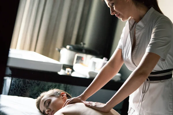 Conceito Saúde Beleza Relaxamento Mulher Bonita Salão Spa Recebendo Massagem — Fotografia de Stock