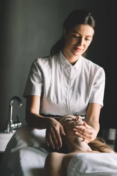 Koncepcja Zdrowia Piękna Relaksu Piękna Kobieta Spa Salon Otrzymywać Masaż — Zdjęcie stockowe