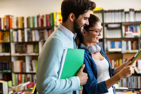 Grupo Estudantes Universitários Felizes Estudando Biblioteca Escola Educação Pessoas Exame — Fotografia de Stock