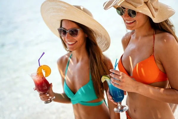 Krásné Mladé Ženy Přátelé Těší Letní Dovolenou Mořskou Vodu Koktejly — Stock fotografie
